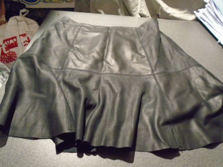 Jupes ca. Grösse S, schwarz, Lederoptik, hinten
