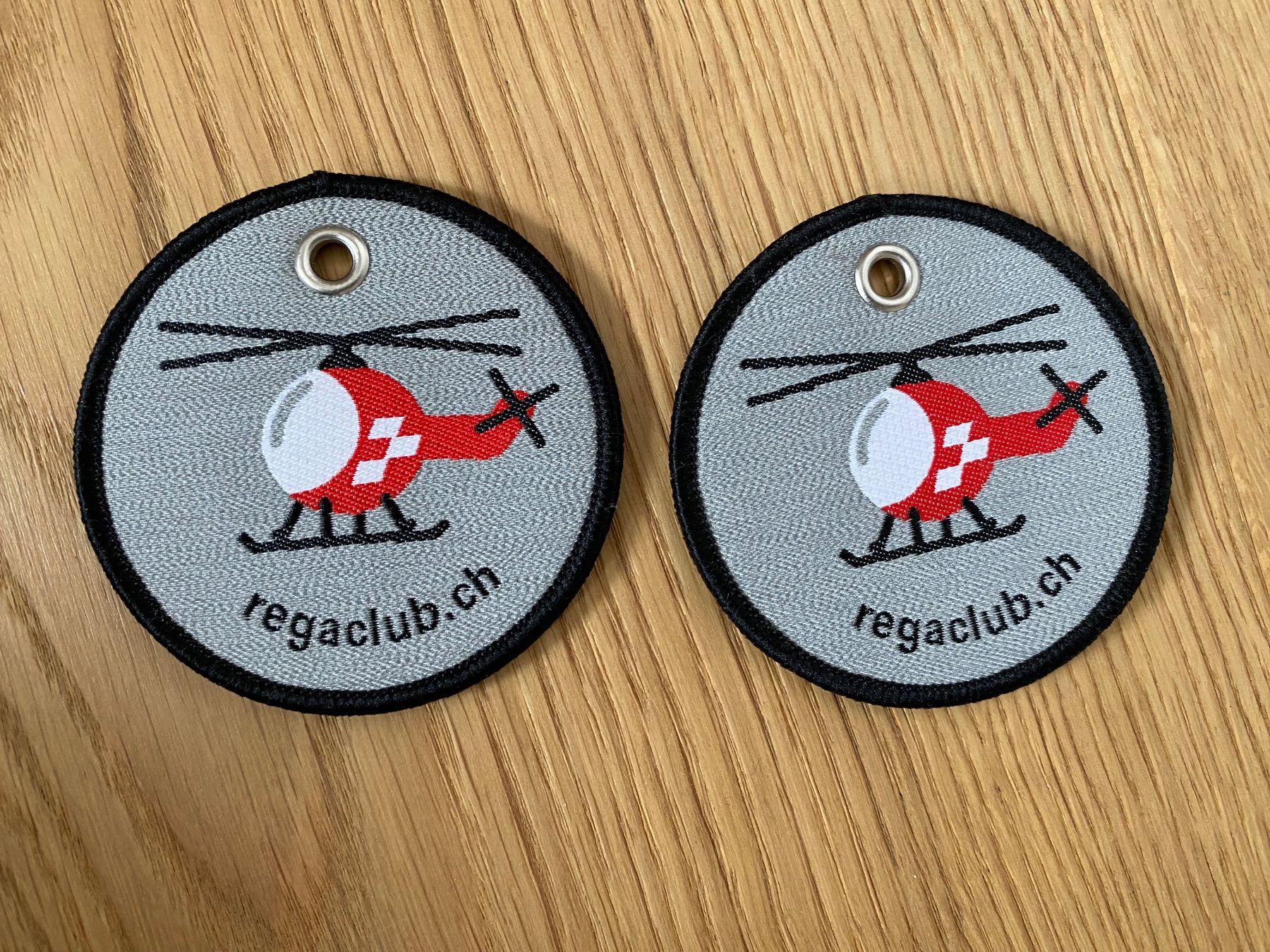 Rega Placchette & Badge: 2x Rega Club Abzeichen Kinder – Nuovo (secondo la descrizione) da Trachslau venduto da M_Schmid81