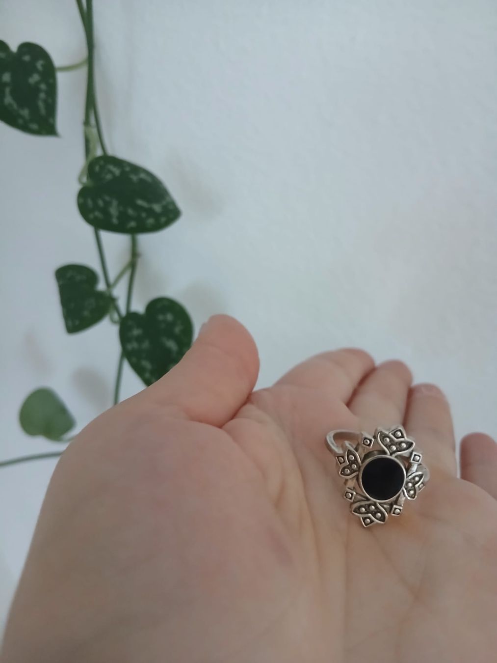 Anelli: Ring mit schwarzem Stein Silber farbenes Design gebraucht – Nuovo (secondo la descrizione) da Balsthal venduto da Leila_Luna 1