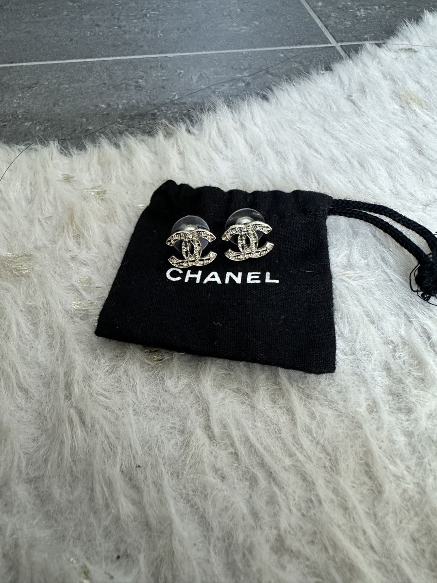 Chanel Orecchini pendenti & Orecchini a lobo: CHANEL CC Mesh Gold Tone Stud Earrings – Usato da Wädenswil venduto da runwayhysteria 1