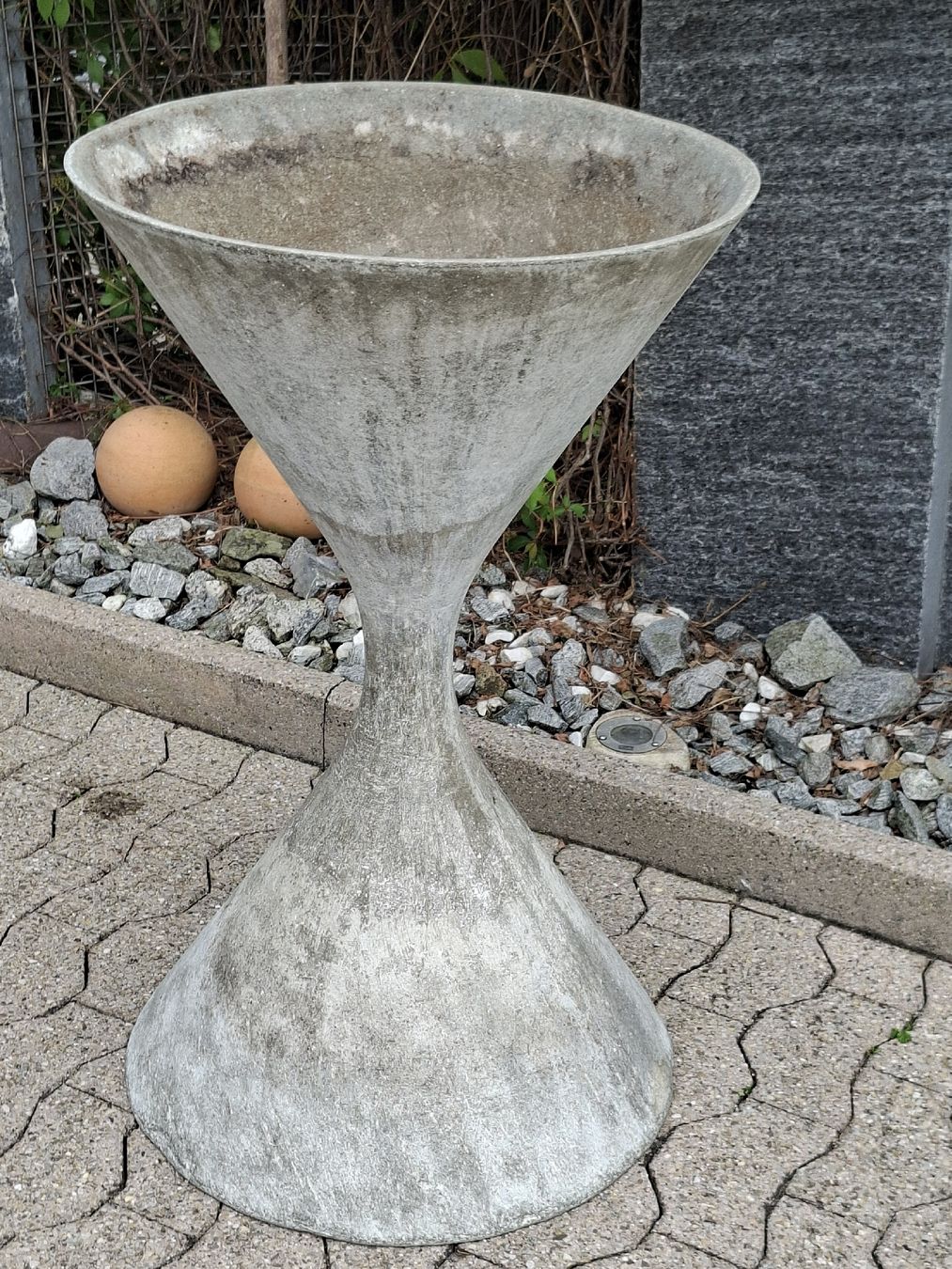 Eternit Blumentöpfe: Willy Guhl Eternit Blumenspindel  – Gebraucht aus Ganterschwil von HeidiuPeter 8