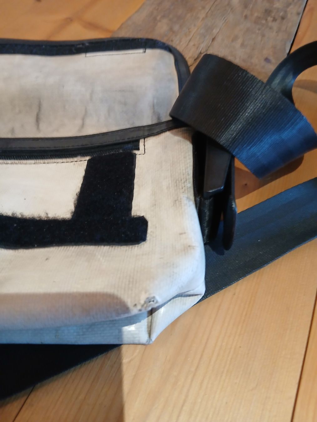 Freitag Borse: FREITAG  Messenger Bag KLEIN Blau/Weiss – Usato da Märstetten venduto da Chapep 3