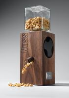 Hygienischer Nussspender aus Holz