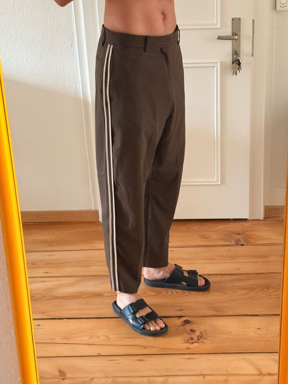 Pantaloni: Braune Stoffhose mit Seitenstreifen – Usato da Zürich venduto da Basilou98 1