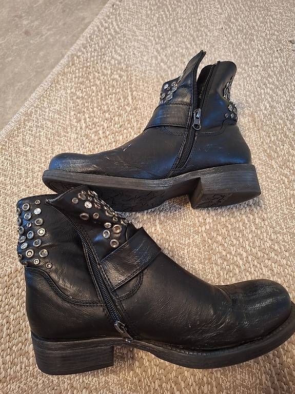 Scarpe da donna: STIEFEL mit Dekonieten, Grösse 40 – Usato da Buochs venduto da DasBaerchi 2