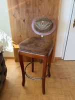 Barhocker braun Holz mit Nieten und Verzierungen