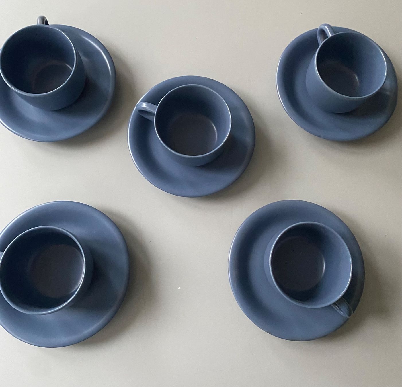Tassen: 5 blaue Keramik Tassen mit Unterteller Set – Gebraucht aus Neftenbach von Rose40 1