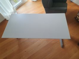 Schreibtisch grau mit Kabelkanal
