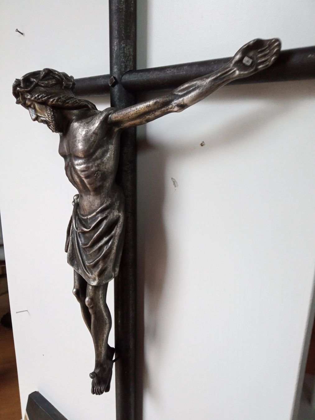 Statuette: Schweres Eisen Kruzifix – Usato da Zürich venduto da edi_c2m6 3