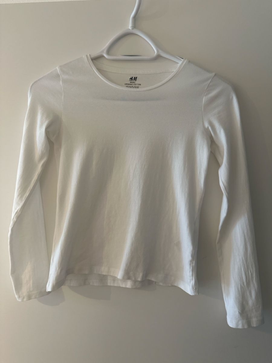 H&M Chemises, T-shirts & Polos: Langarmshirt H&M Basic weiss Grösse 134/140 Baumwolle – D'occasion à Rümlang par Laufgitter01