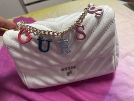 Weisse Handtasche von Guess mit Kette, neuwertig.