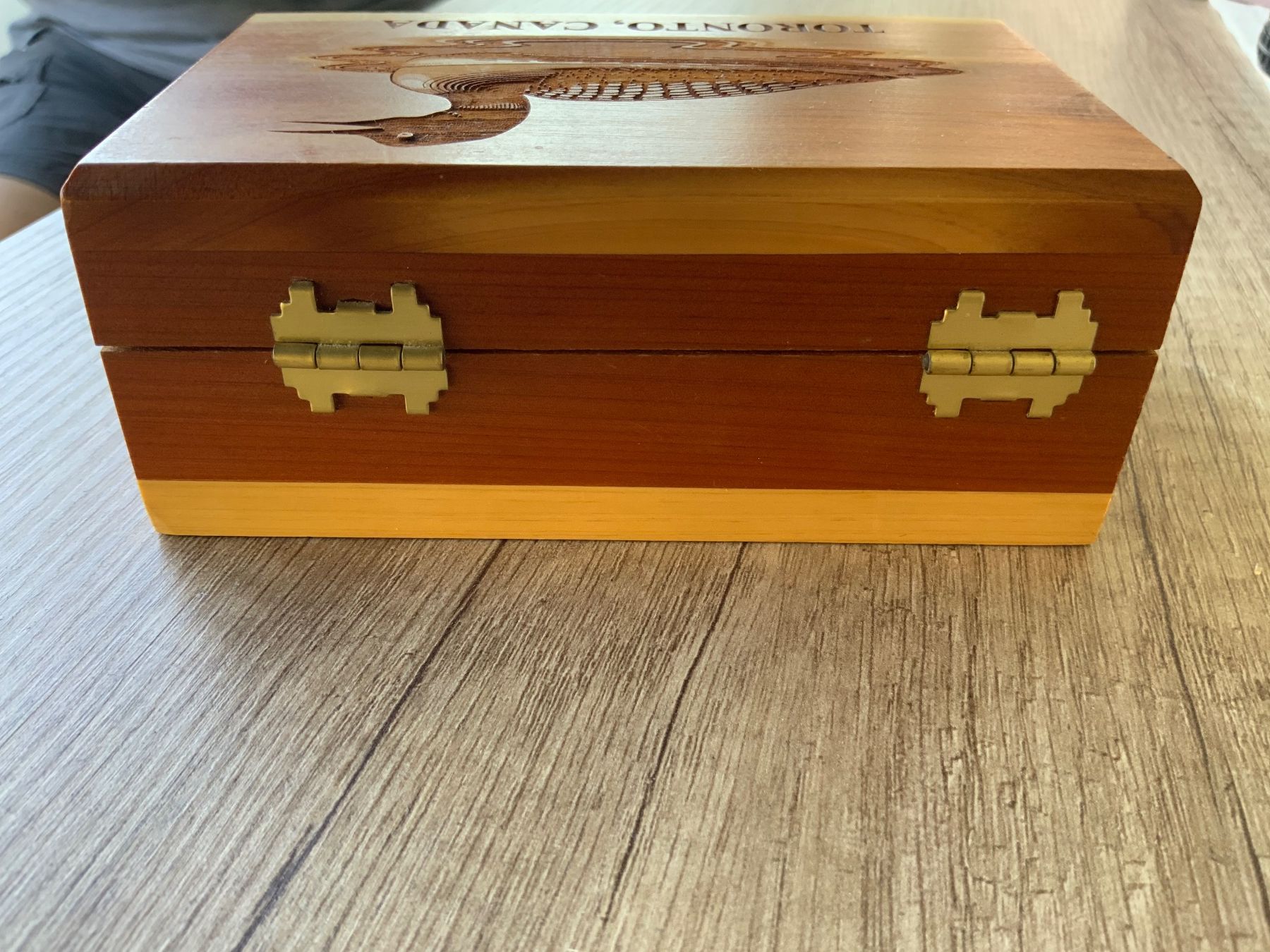 Schmuckkästen: Holzschatulle mit Gravur, Toronto, Canada – Gebraucht aus Schübelbach von Hecht11. 2