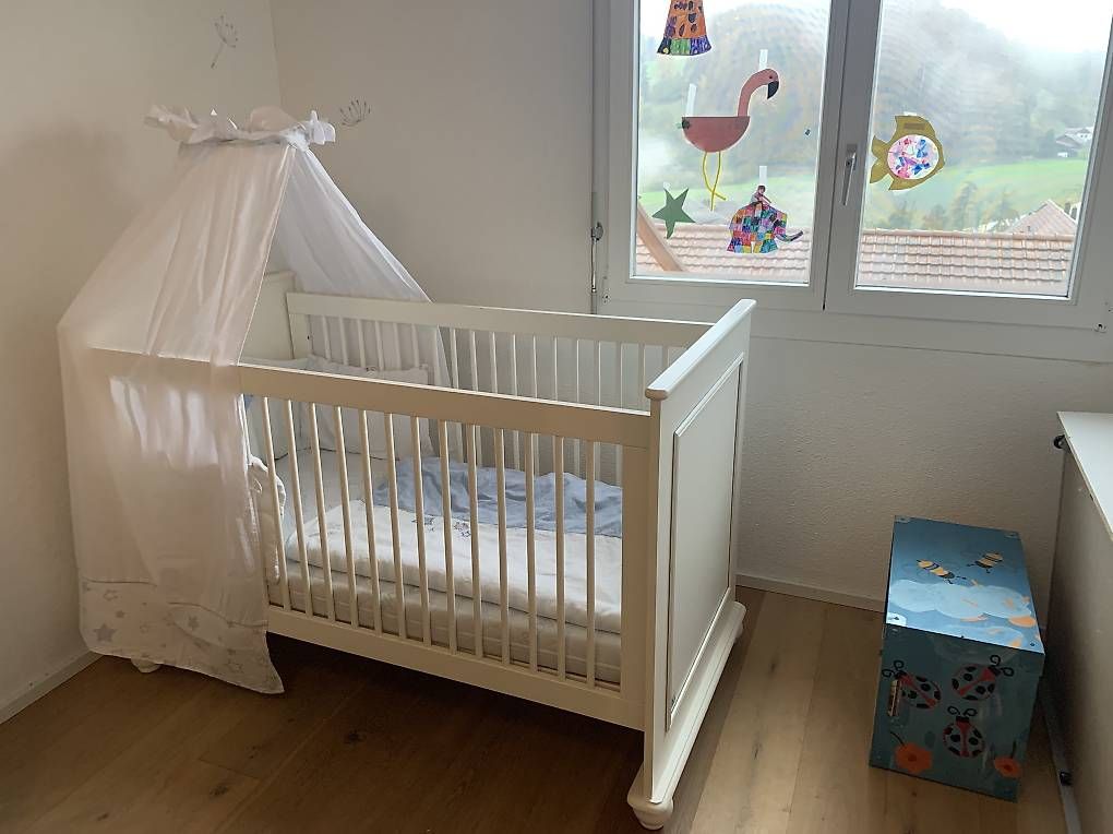 Letti: Babybett weiss mit Himmel + Zubehör – Usato da Bottenwil venduto da TheGrand