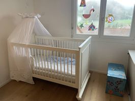 Babybett weiss mit Himmel + Zubehör