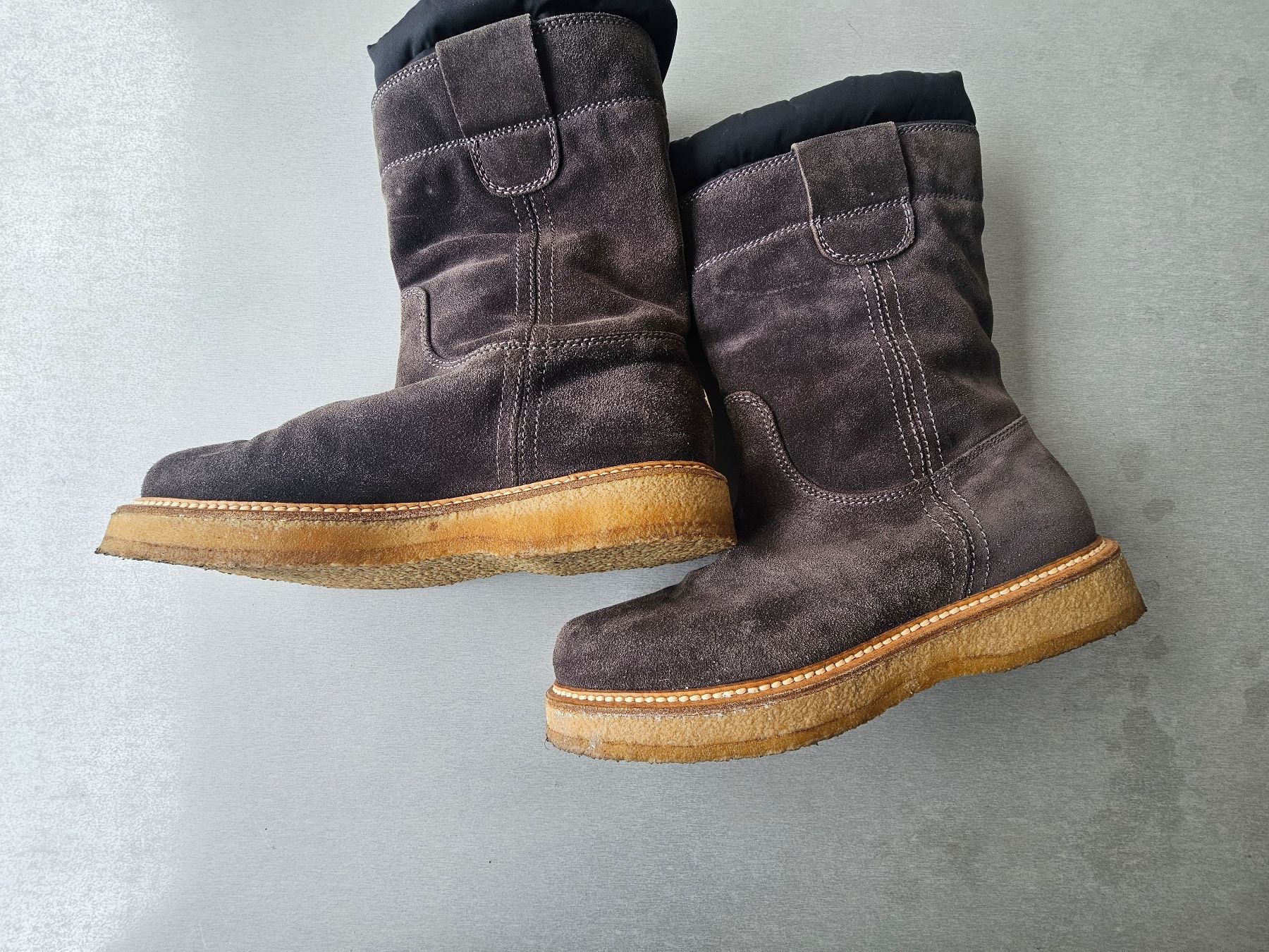 Moncler Scarpe da donna: Botte hiver daim et duvet – Usato da Château-d'Oex venduto da bla_b6mv