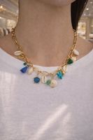 Collana dorata con charm ispirati al mare