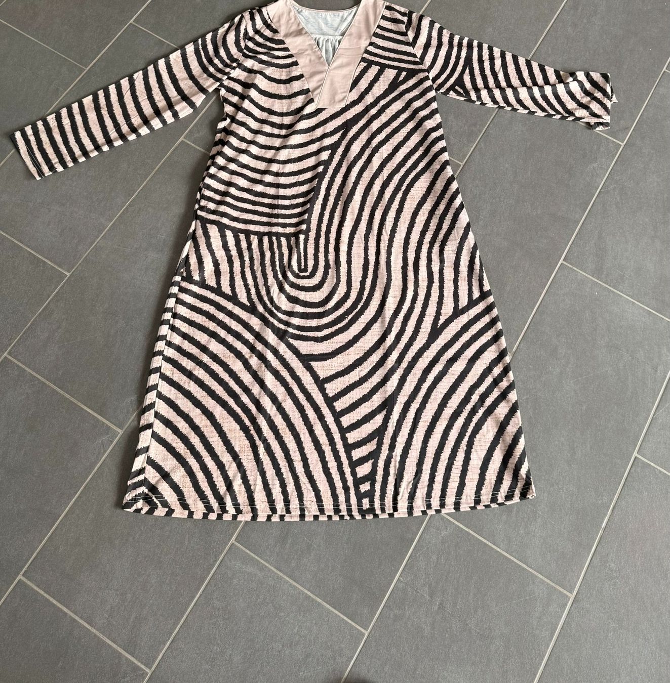 Robes: Kleid mit Muster und V-Ausschnitt Grösse L – D'occasion à Lommis par manmarmi 3
