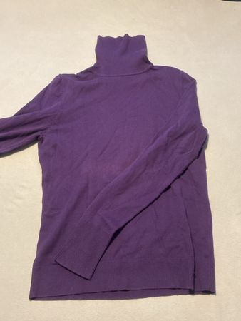 Lila Rollkragenpullover, Grösse M, perfekt für den Winter!