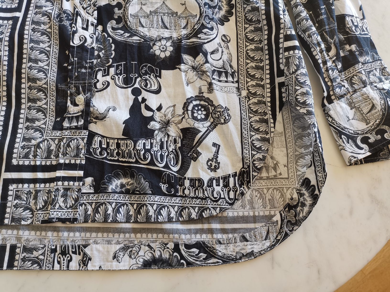 Camicette: Caliban Bluse mit Zirkusmotiven – Usato da Uerikon venduto da pink_flamingo 7