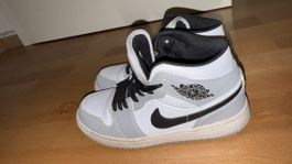 Jordan 1 Mid Turnschuhe grau/weiss Grösse 37.5
