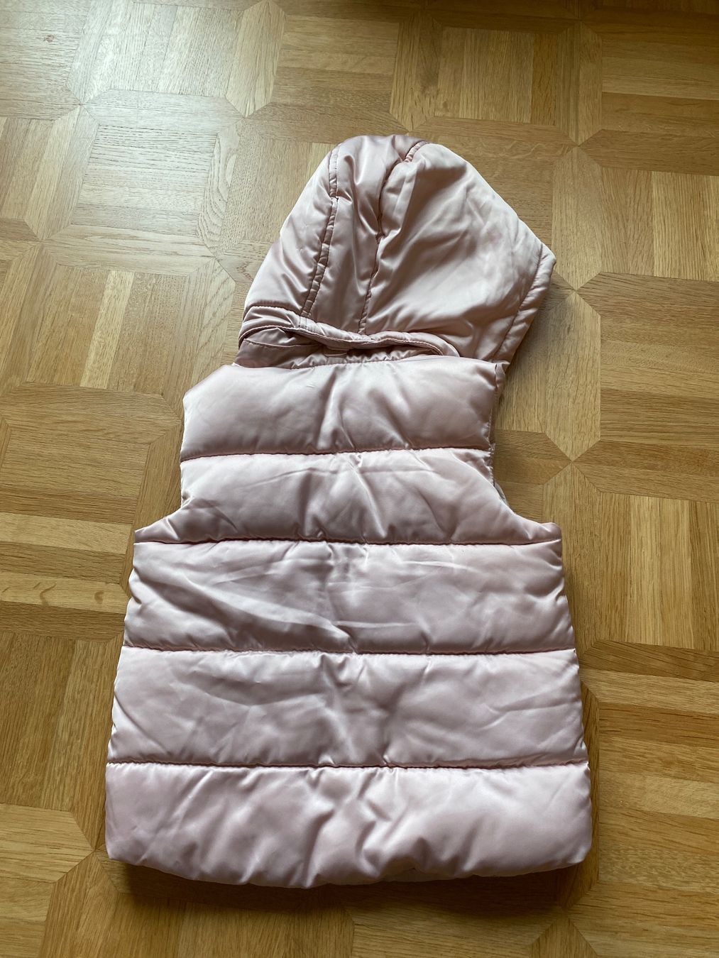 Altro abbigliamento per bambina: Perlgoldfarbenes Gilet Grösse 92 – Usato da Vilters venduto da Zwaergli13 1