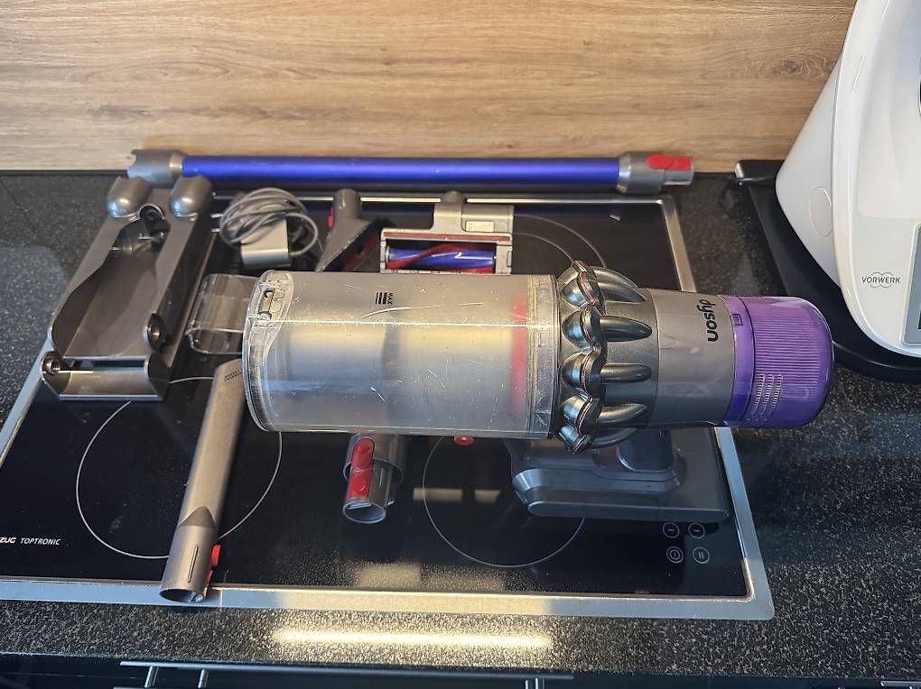 Staubsauger & Zubehör: Dyson V11 mit Zubehör – Gebraucht aus Grosswangen von BUSWERch 1