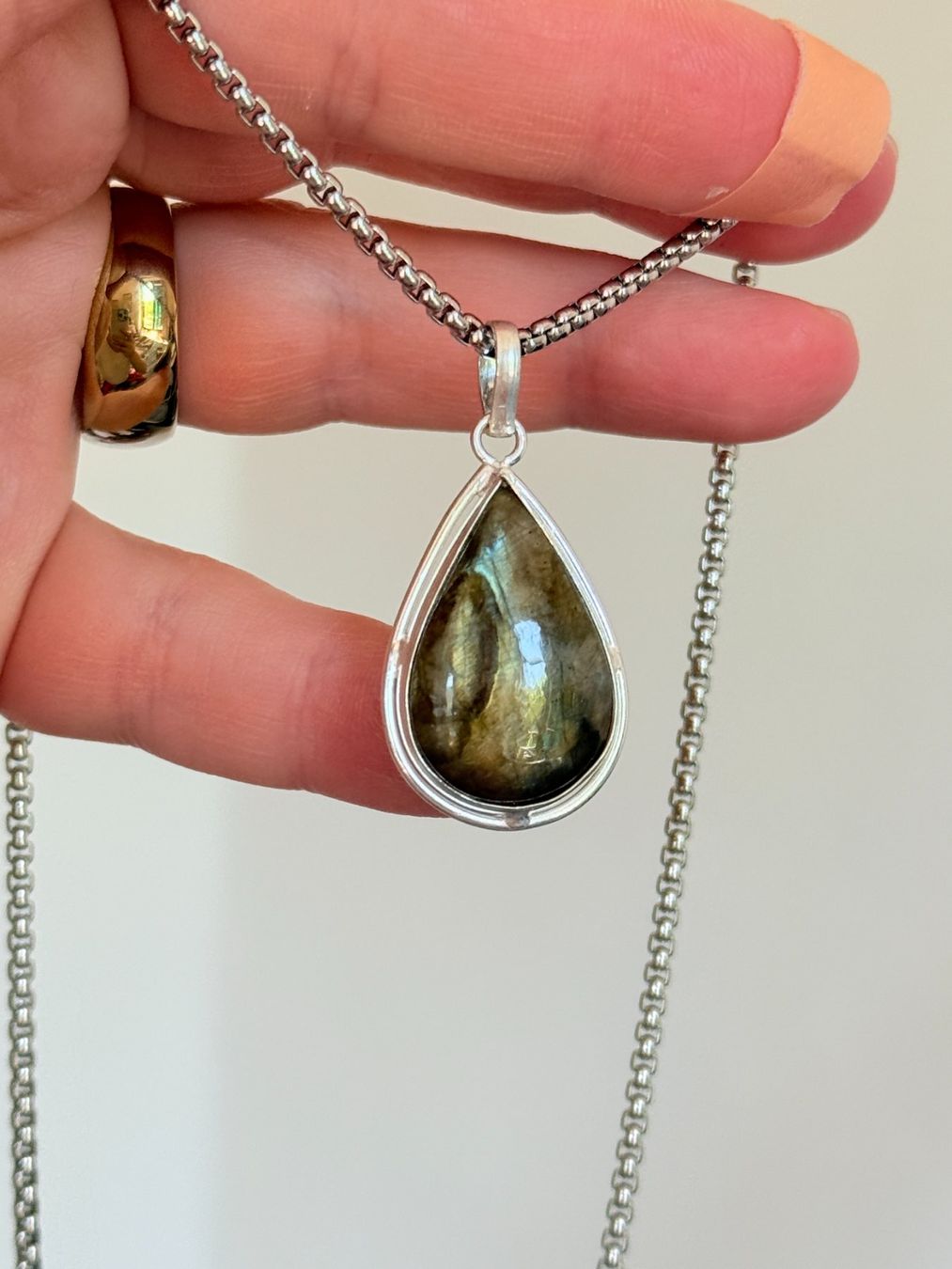 Ketten: Collier Labradorite, forme goutte d'eau – Neu und originalverpackt aus Genève von AWWA