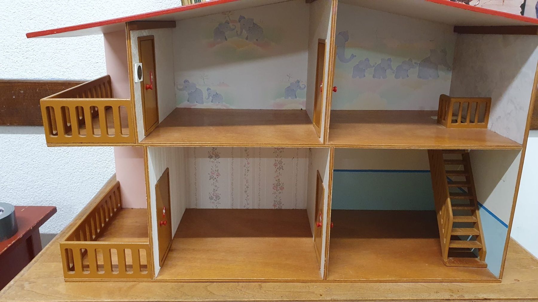 Case e mobili per bambole: PUPPENHAUS AUS HOLZ – Usato da Dietikon venduto da brocki-eyra 6