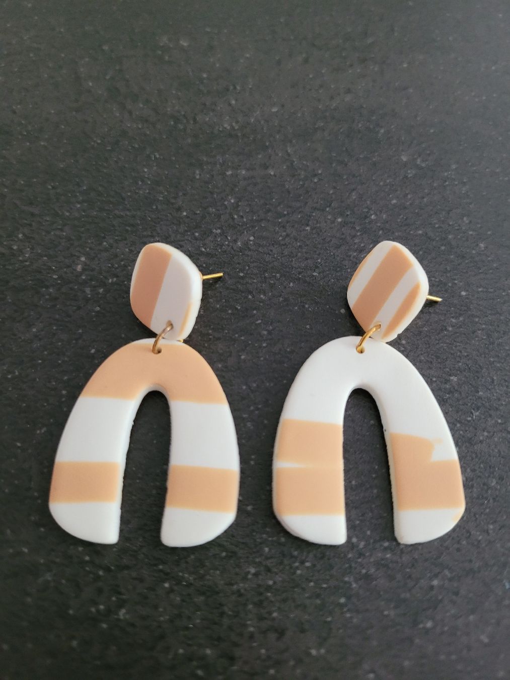 Ohrringe & -stecker: Ohrringe Bogenform gestreift weiss/beige – Gebraucht aus Büren NW von nie_k6382