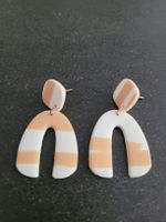 Ohrringe Bogenform gestreift weiss/beige