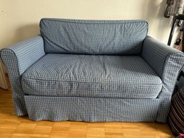 Gemütliches Schlafsofa 2-Sitzer blau-weiss kariert IKEA