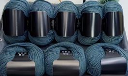 8 Knäuel (ca. 400 g) blaues Strickgarn