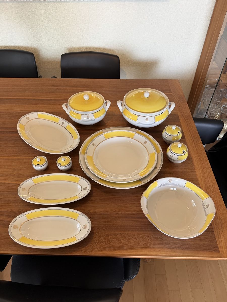 Set di piatti: Vintage Yellow / White / Grey Dinnerware Set – Usato da Erlenbach ZH venduto da topchick 2