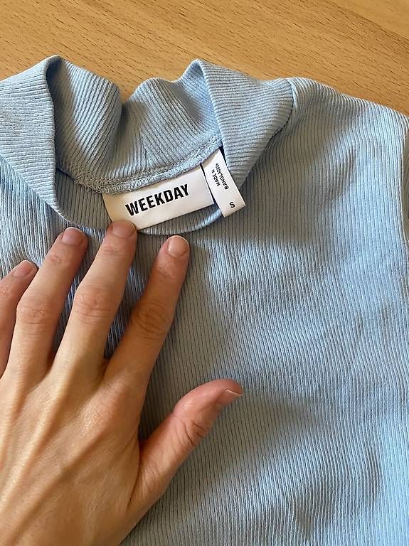 Weekday T-shirt: Baumwollshirt Langarmshirt Langarmpullover hellblau weekday – Usato da Bern venduto da n-dine 1
