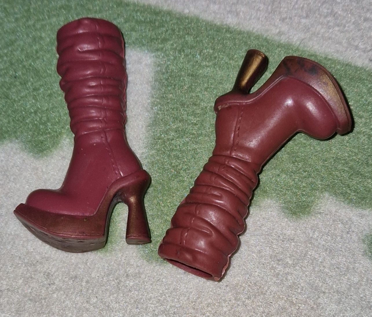 Poupées: bottes pour Barbie – D'occasion à Couvet par Pioune