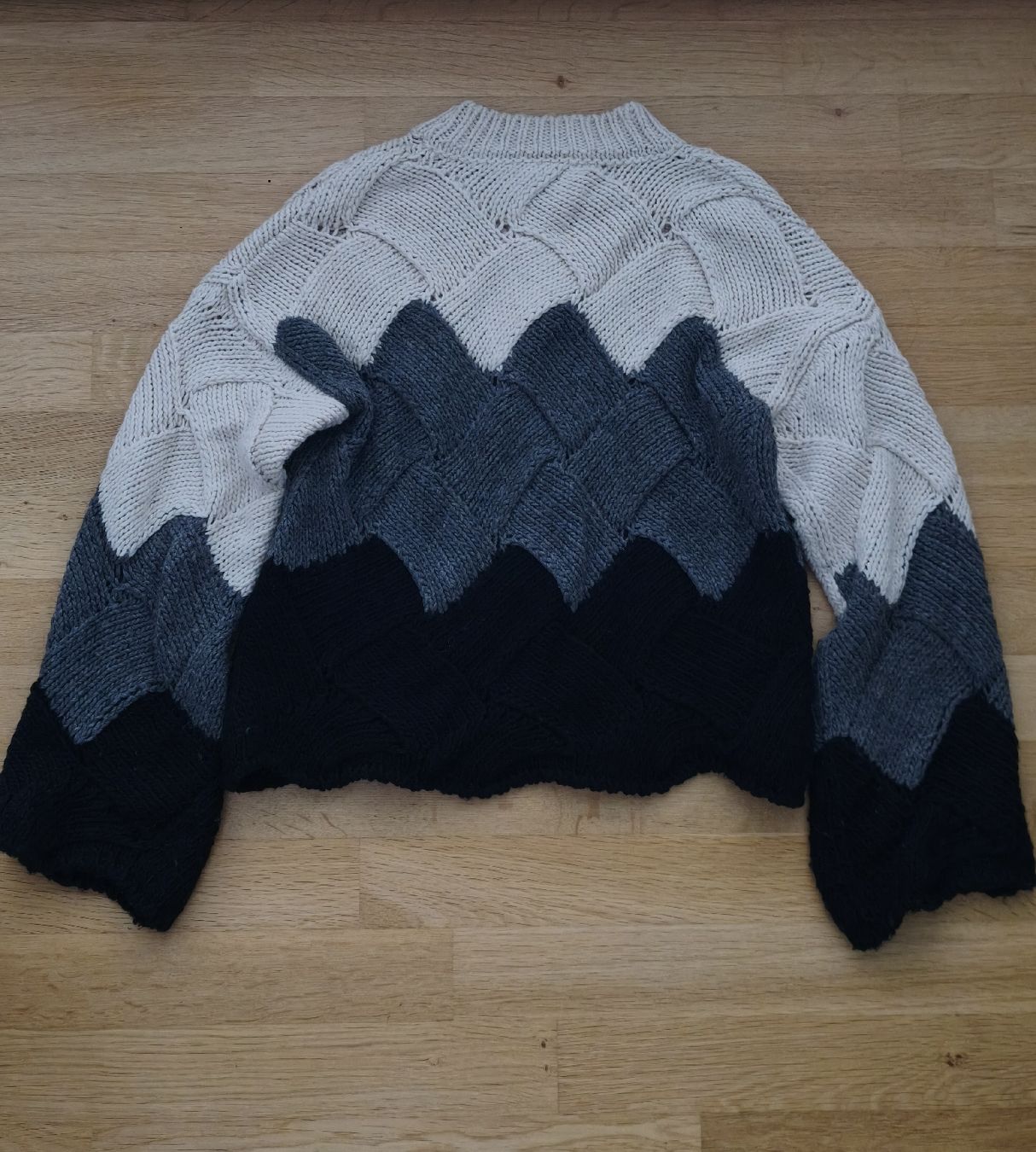 Maglioni & Felpe: Sweater Grey White Black Pattern, Made in Italy – Nuovo (secondo la descrizione) da Lausanne venduto da 5bi_dzp7 1