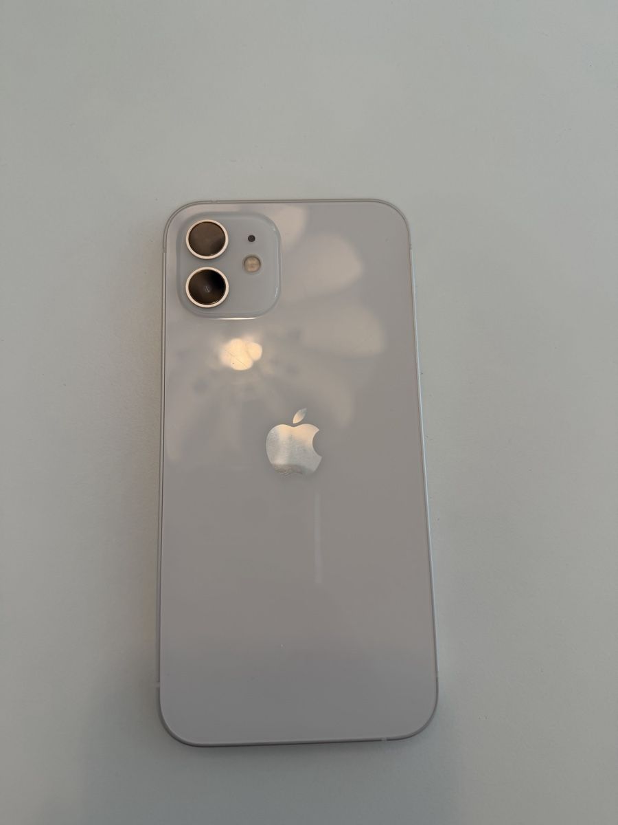 Apple Telefoni cellulari / Smartphones: iPhone 12 Weiss 64GB inkl. Ladekabel – Usato da Luzern venduto da smilla.f 2