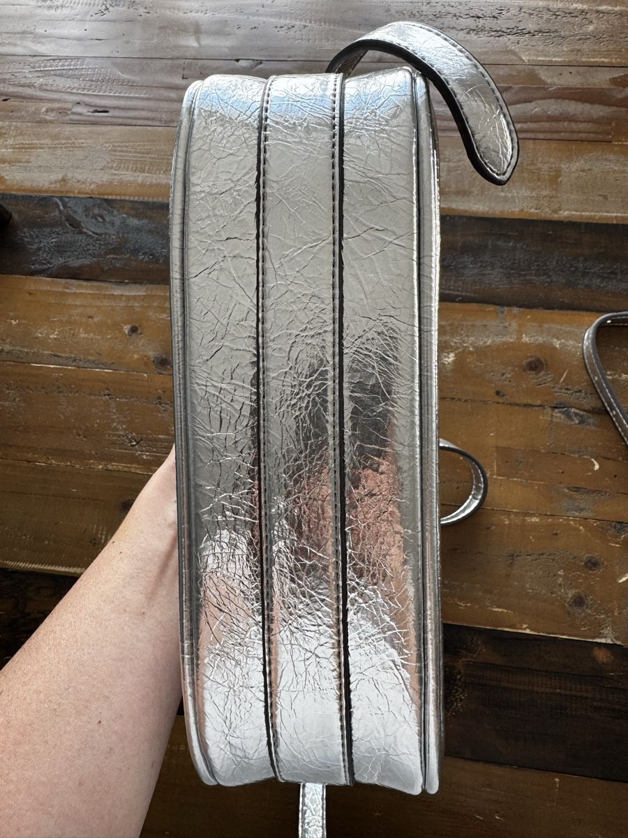 Taschen für Damen: Umhängetasche silber Kunstleder – Neu (gemäss Beschreibung) aus Kloten von wan_5gvc 2