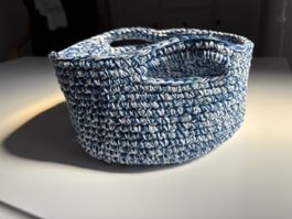 Handgemachter Baumwoll-Korb gehäkelt Blau Weiss
