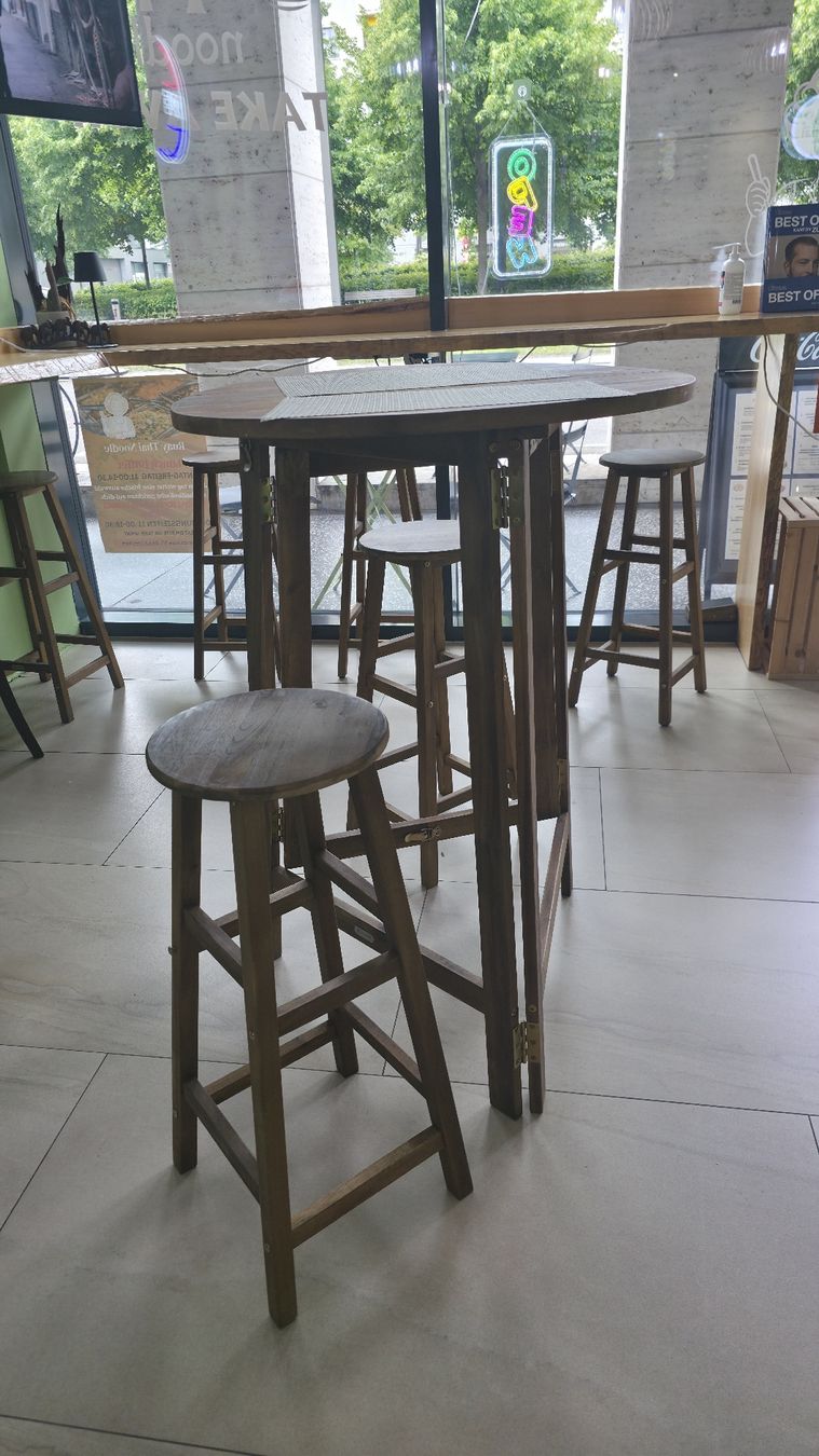 Set di tavolo e panche: Holztische mit Stühlen – Usato da Dietikon venduto da sko_v58f
