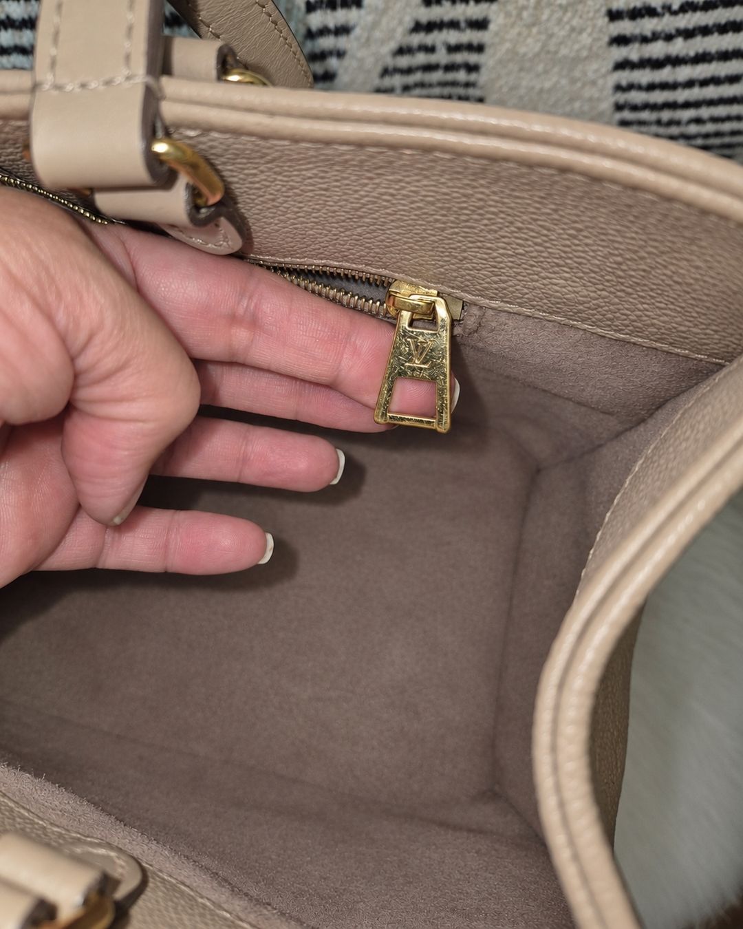 Louis Vuitton Borse da donna: OnTheGo LV beige. topZustand – Usato da Wohlen AG venduto da Aalexan 3
