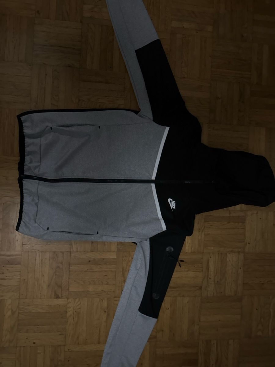 Nike Jacken: nike tech gris noir – Gebraucht aus Fribourg von bar_q2pw