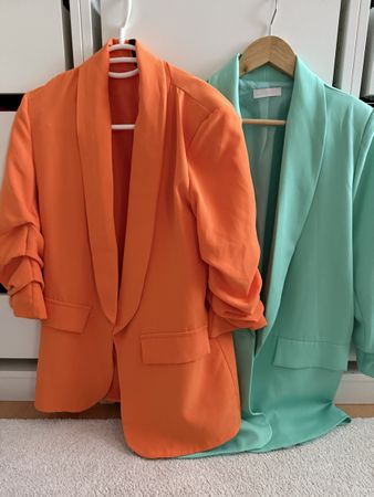 Zwei Damen Blazer in Orange und Mintgrün