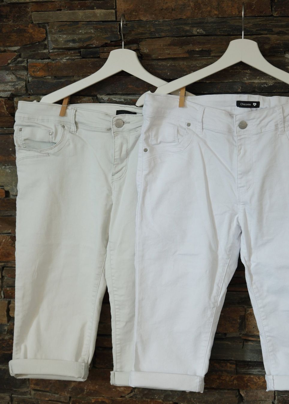 Pantaloni: 2x kurze Hose Gr. L Chicorée weiss & beige – Usato da Wohlen AG venduto da Exitburn 1