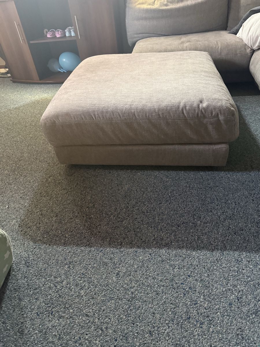 Hocker: Gemütlicher Hocker / Fusshocker, beige – Gebraucht aus Mollis von Dcastelmur 1