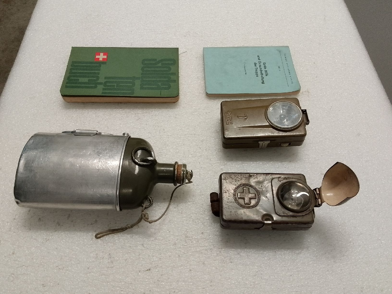 Attrezzatura & Pezzi di ricambio: Schweizer Armee Ausrüstung, Feldflasche, Lampe, Bücher. – Usato da Trubschachen venduto da Caddy8 1