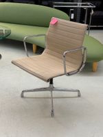 Vitra Eames EA Bürostuhl / Konferenzstuhl mit Armlehnen #3
