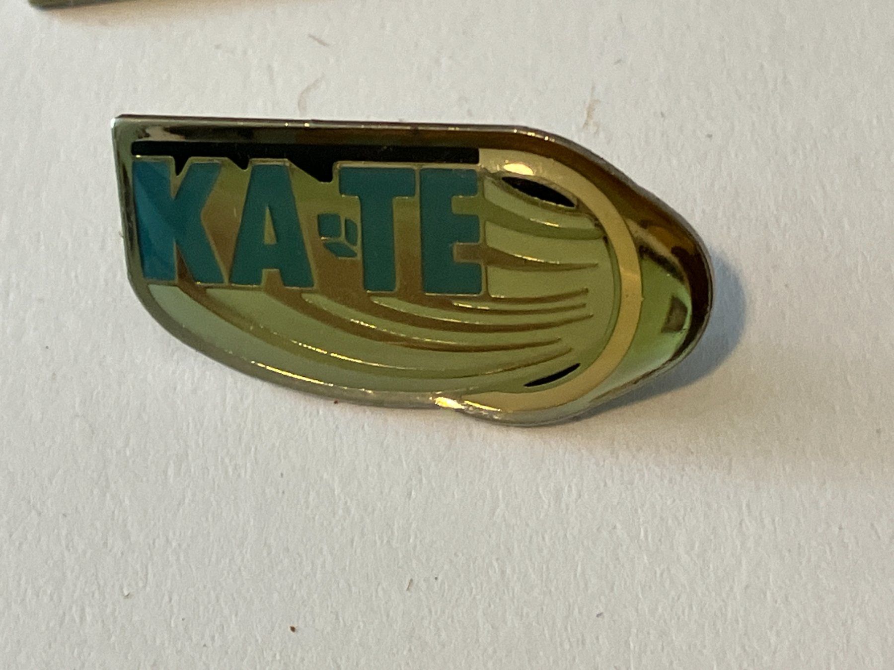Placchette & Badge: 1 Pin Ka-Te – Usato da Basel venduto da djwwpp