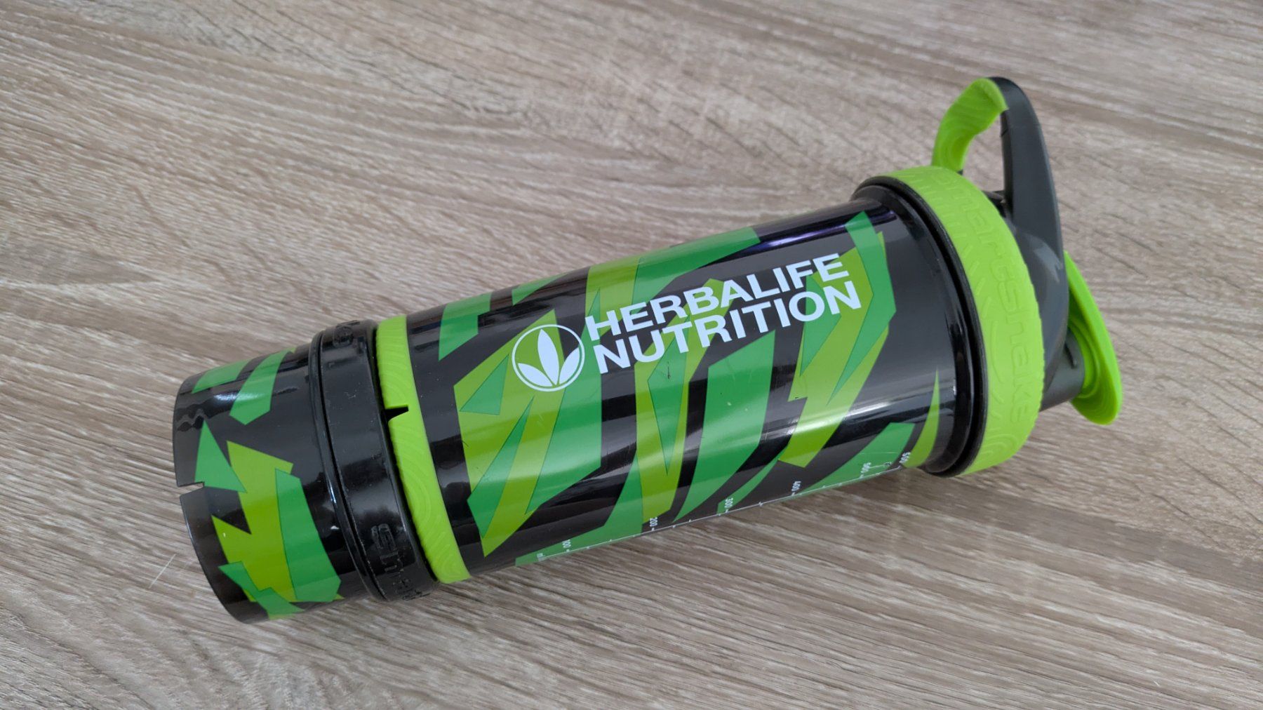 Herbalife Borracce & Thermos: Shaker Herbalife Nutrition 700ml con contenitore – Nuovo (secondo la descrizione) da Claro venduto da Dona1785