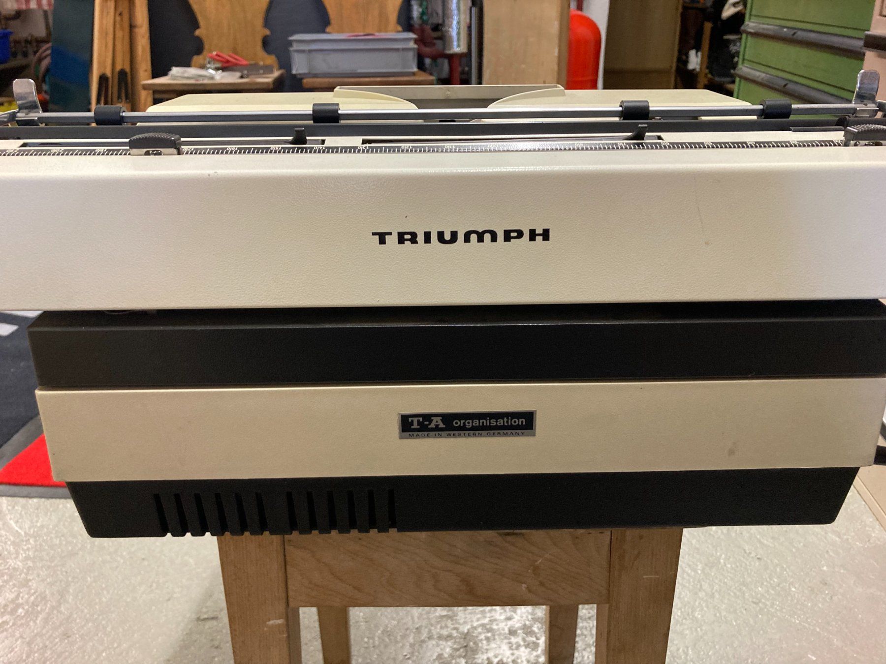 Triumph Macchine da scrivere: Machine à écrire électrique – Usato da Charmey (Gruyère) venduto da nic168 4